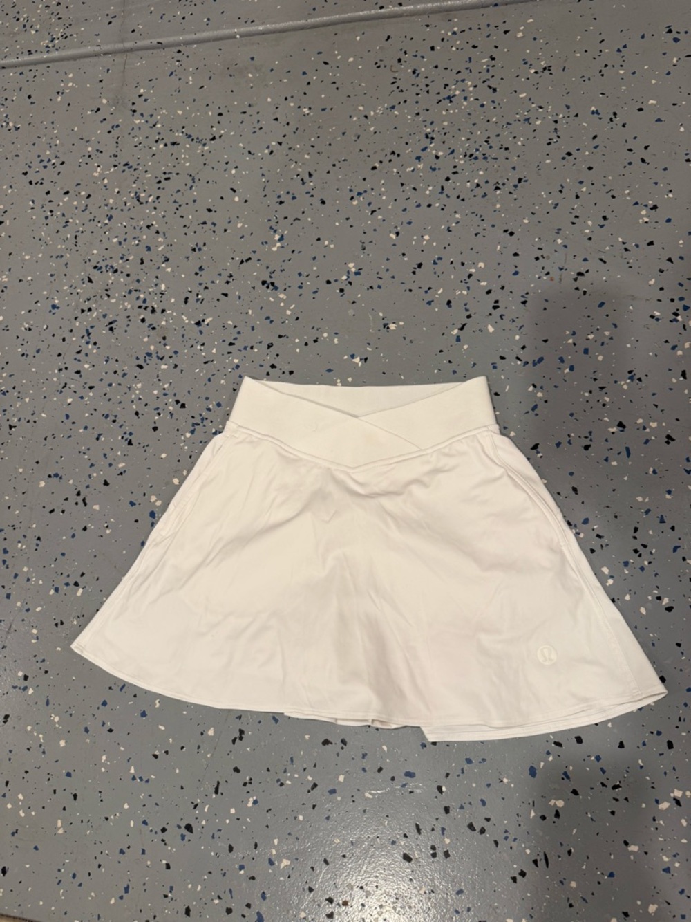 lululemon athletica v-waist mid-rise White Tennis Skort size 2 - Picture 3 of 5